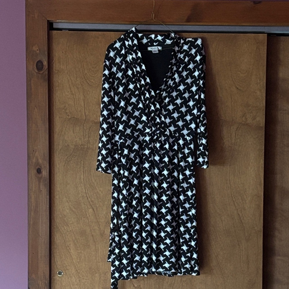 Liz Claiborne Black and White V-Neck Geometric Long Sleeve Dress w/Belt